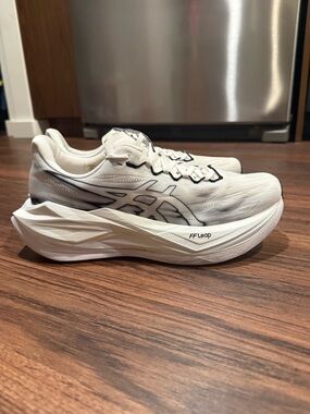 ASICS Superblast 3. Size 9.5.